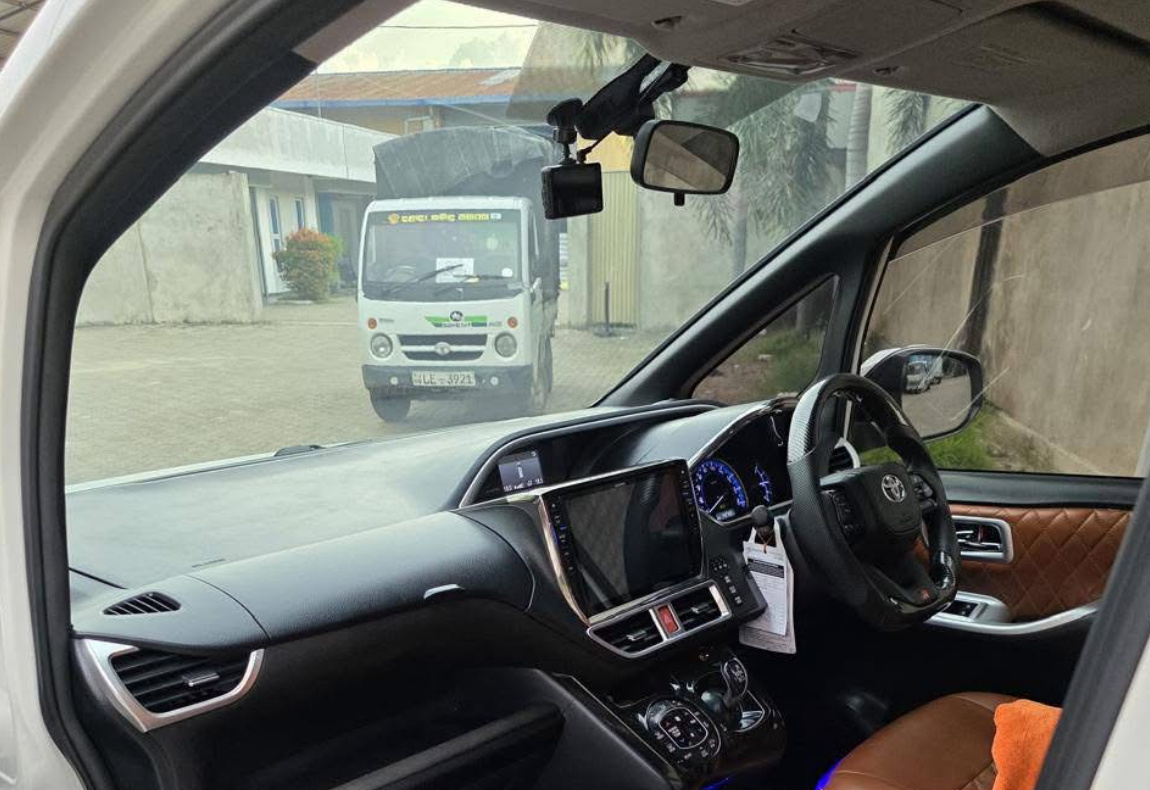 Toyota Voxy 2015 - பயன்படுத்தப்பட்டது வேன் sale in Sri Lanka - patpat.lk