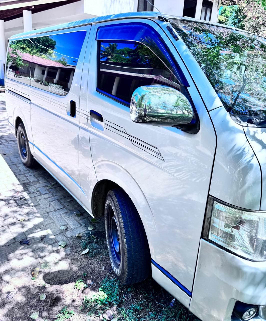 Toyota Hiace 2007 - භාවිතා කරන ලද වෑන් රථය sale in Sri Lanka - patpat.lk