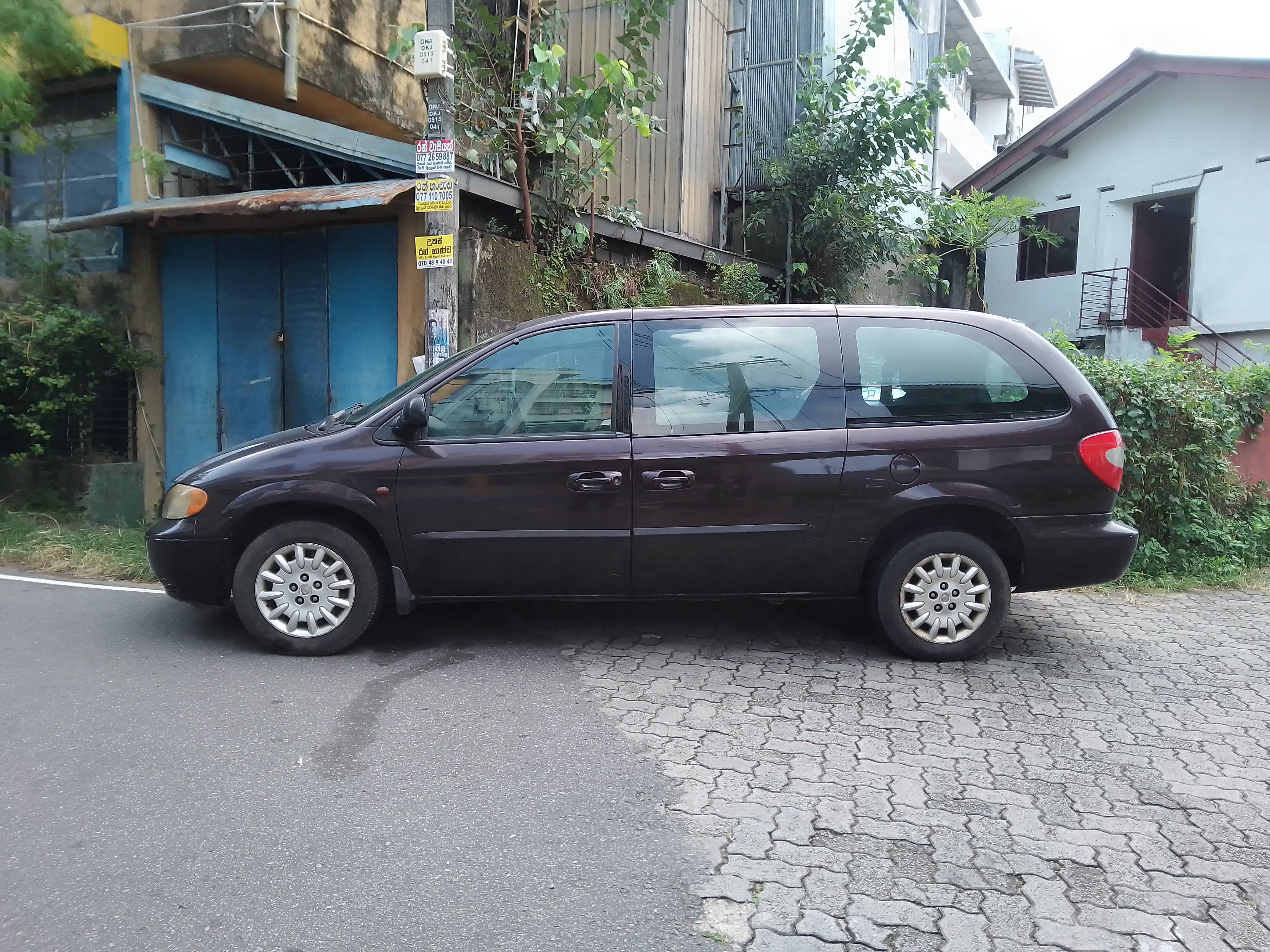 Chrysler Grand Voyager 2004 - Used SUV sale in Sri Lanka - patpat.lk