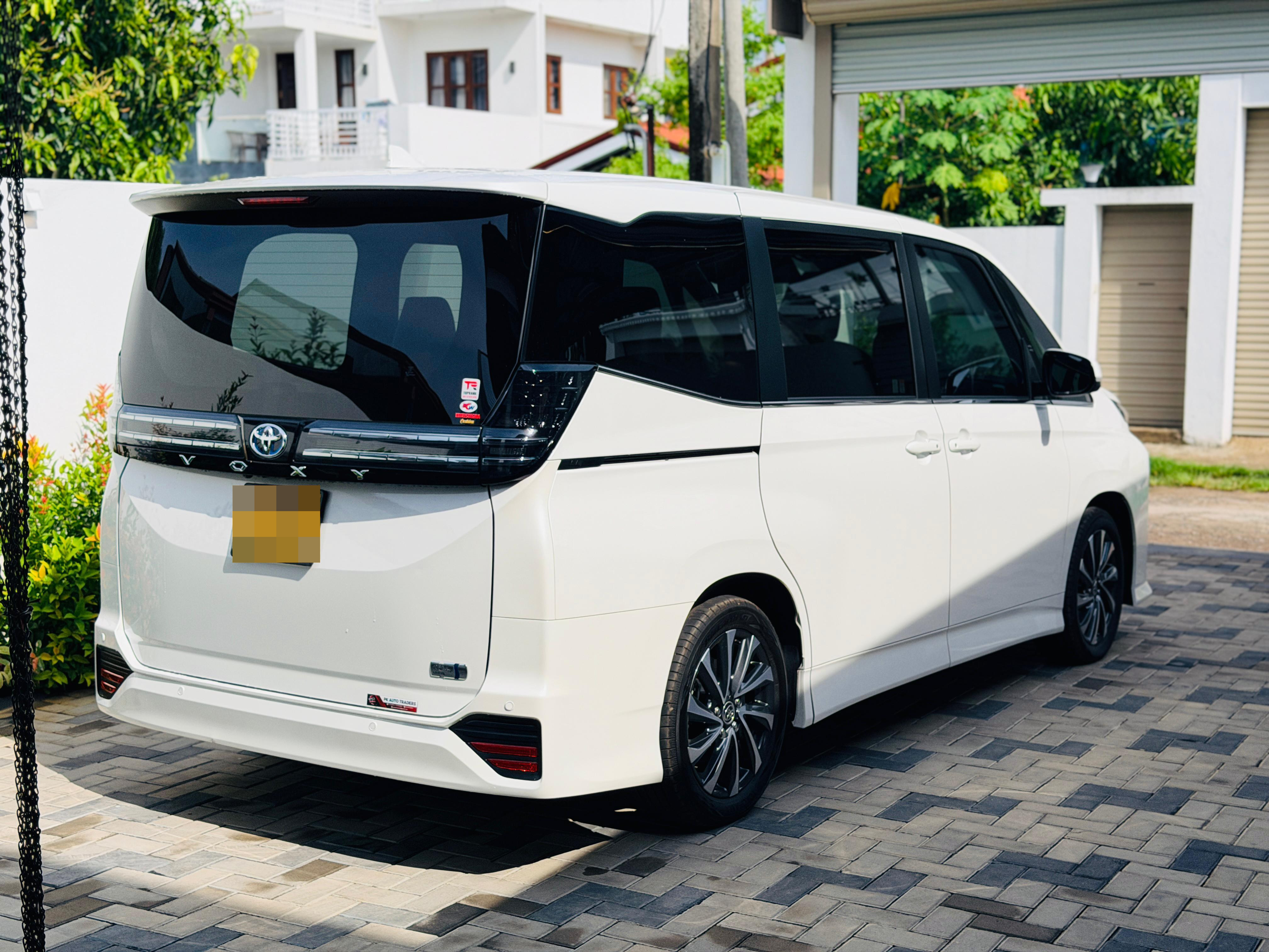 Toyota Voxy 2025 - சான்றளிக்கப்பட்டது வேன் sale in Sri Lanka - patpat.lk