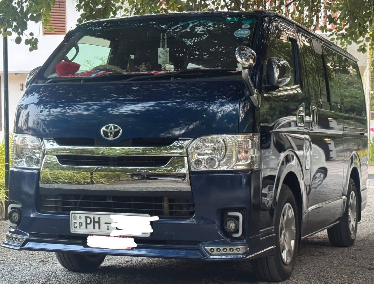 Toyota Hiace 2011 - பயன்படுத்தப்பட்டது வேன் sale in Sri Lanka - patpat.lk