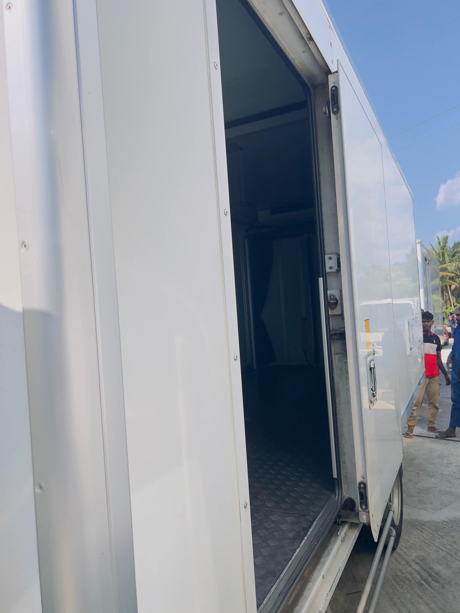 Isuzu ELF 2017 - Brand New Truck sale in Sri Lanka - patpat.lk