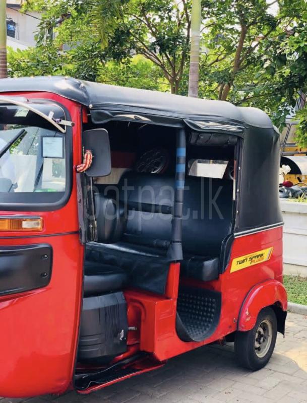 Bajaj Three Wheel 2015 - பயன்படுத்தப்பட்டது முச்சக்கர வண்டி sale in Sri Lanka - patpat.lk