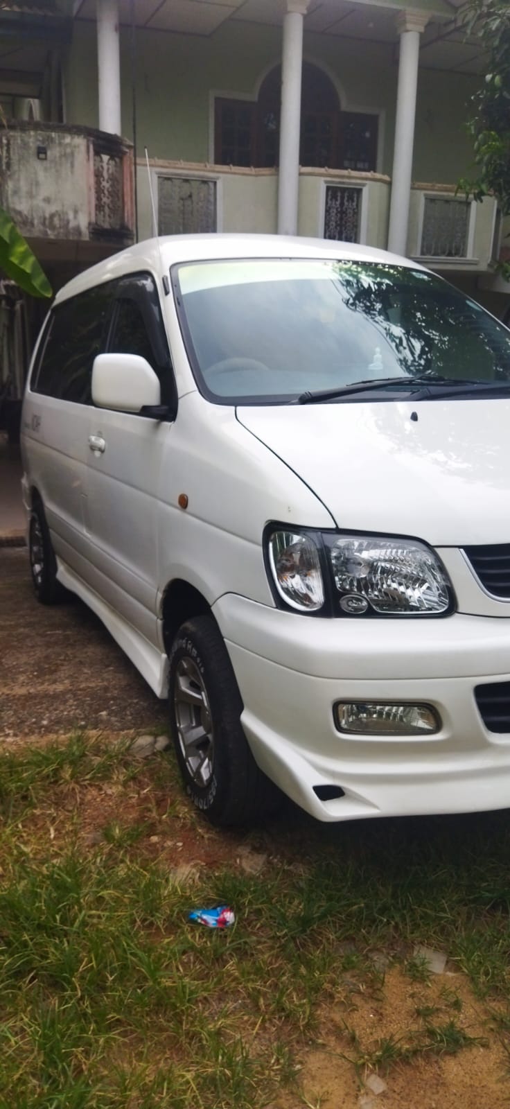 Toyota Noah 2001 - பயன்படுத்தப்பட்டது வேன் sale in Sri Lanka - patpat.lk
