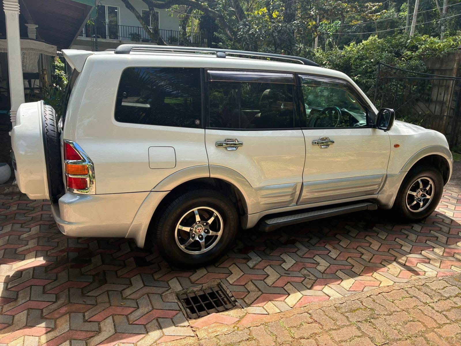 Mitsubishi Montero 2000 - பயன்படுத்தப்பட்டது SUV sale in Sri Lanka - patpat.lk