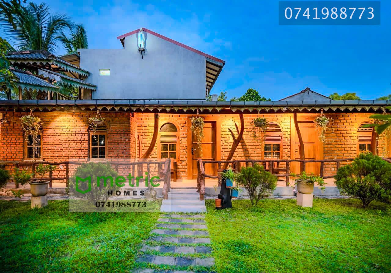 Hotel for Sale in Demanhandiya