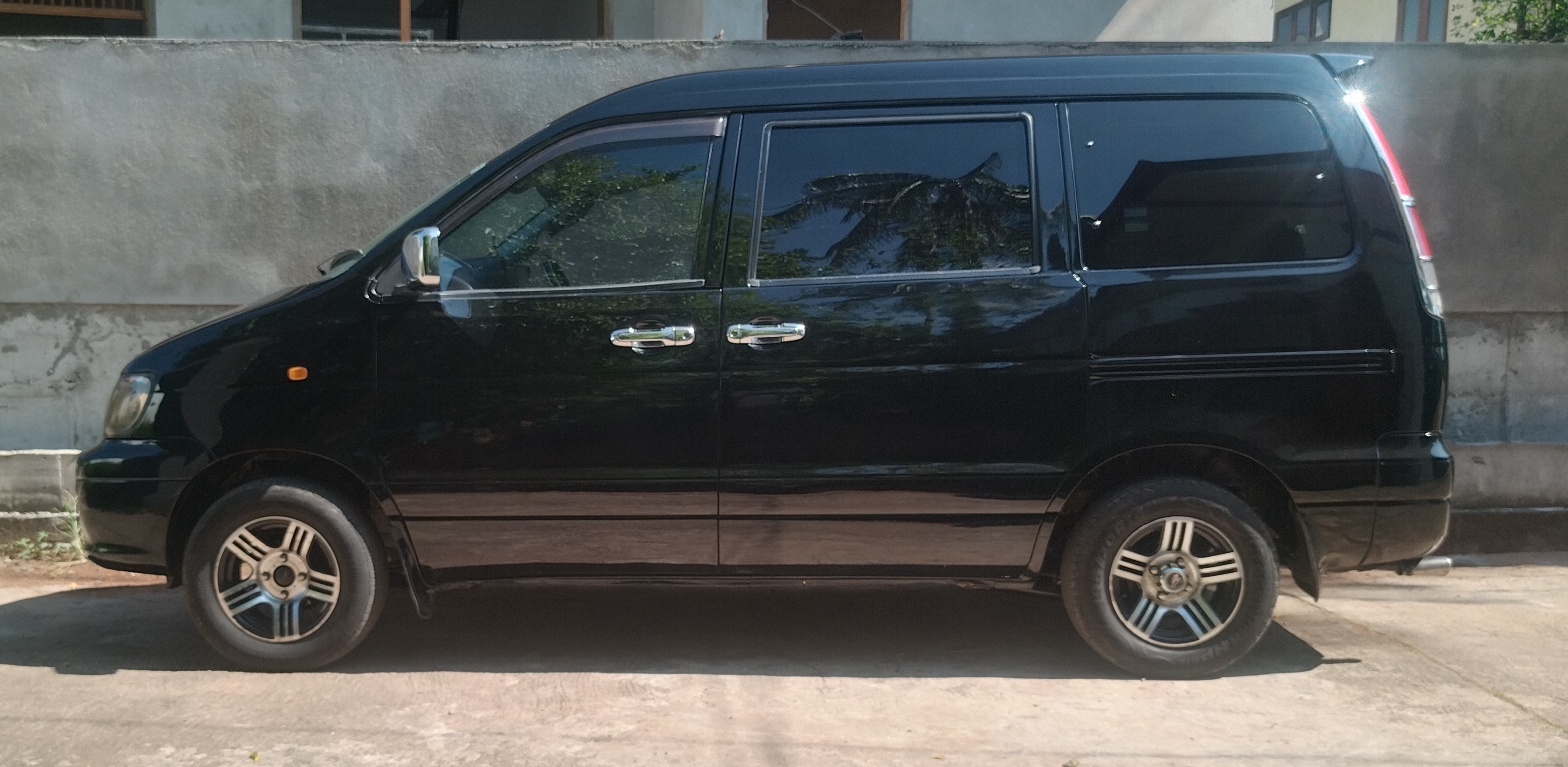 Toyota Noah 2000 - භාවිතා කරන ලද වෑන් රථය sale in Sri Lanka - patpat.lk