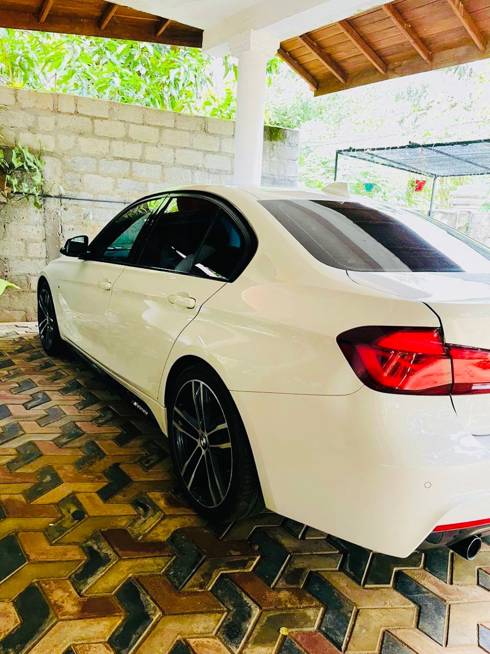 BMW 318i 2017 - பயன்படுத்தப்பட்டது கார் sale in Sri Lanka - patpat.lk