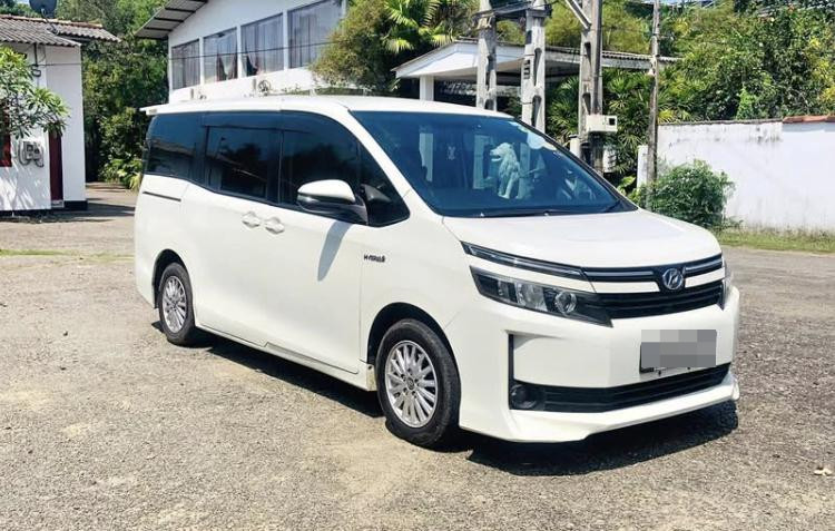 Toyota Voxy 2014 - பயன்படுத்தப்பட்டது வேன் sale in Sri Lanka - patpat.lk