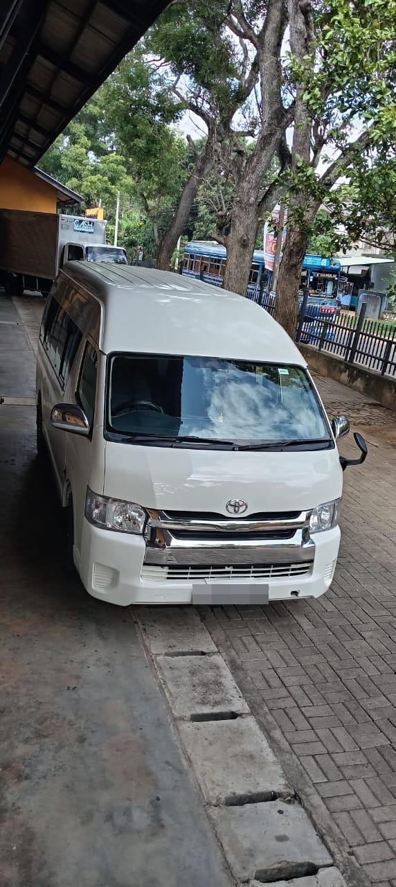 Toyota Hiace 2011 - භාවිතා කරන ලද වෑන් රථය sale in Sri Lanka - patpat.lk