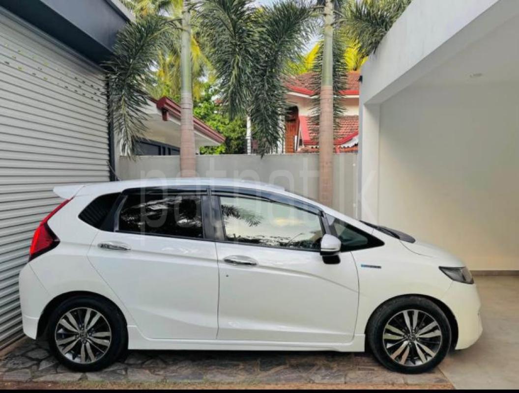 Honda FIT S HYBRID 2015 - භාවිතා කරන ලද කාර් sale in Sri Lanka - patpat.lk