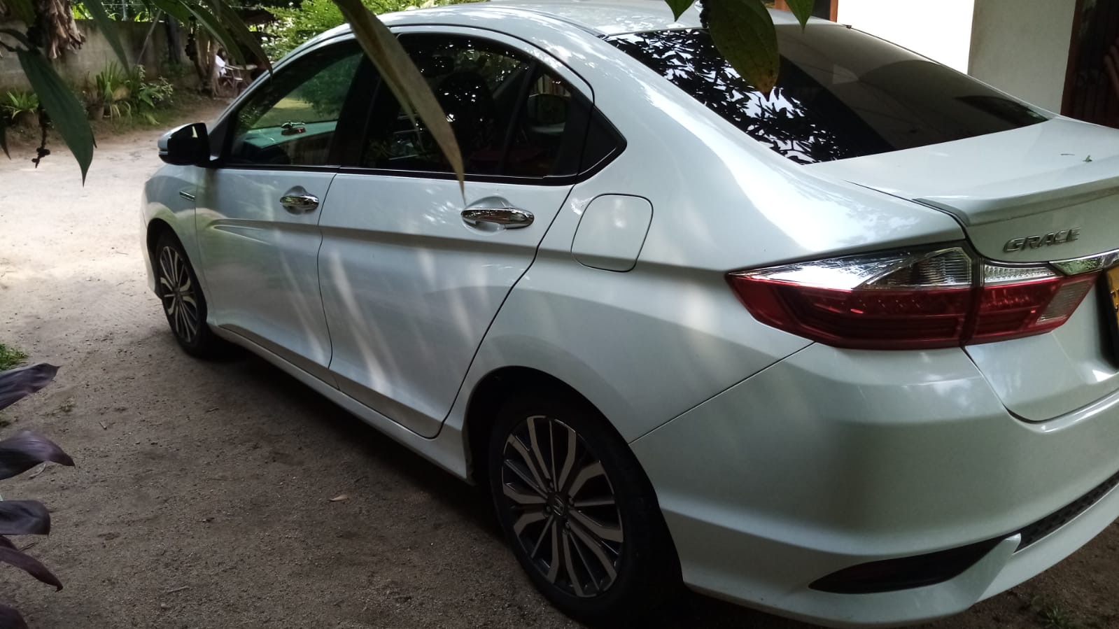 Honda Grace 2018 - பயன்படுத்தப்பட்டது கார் sale in Sri Lanka - patpat.lk