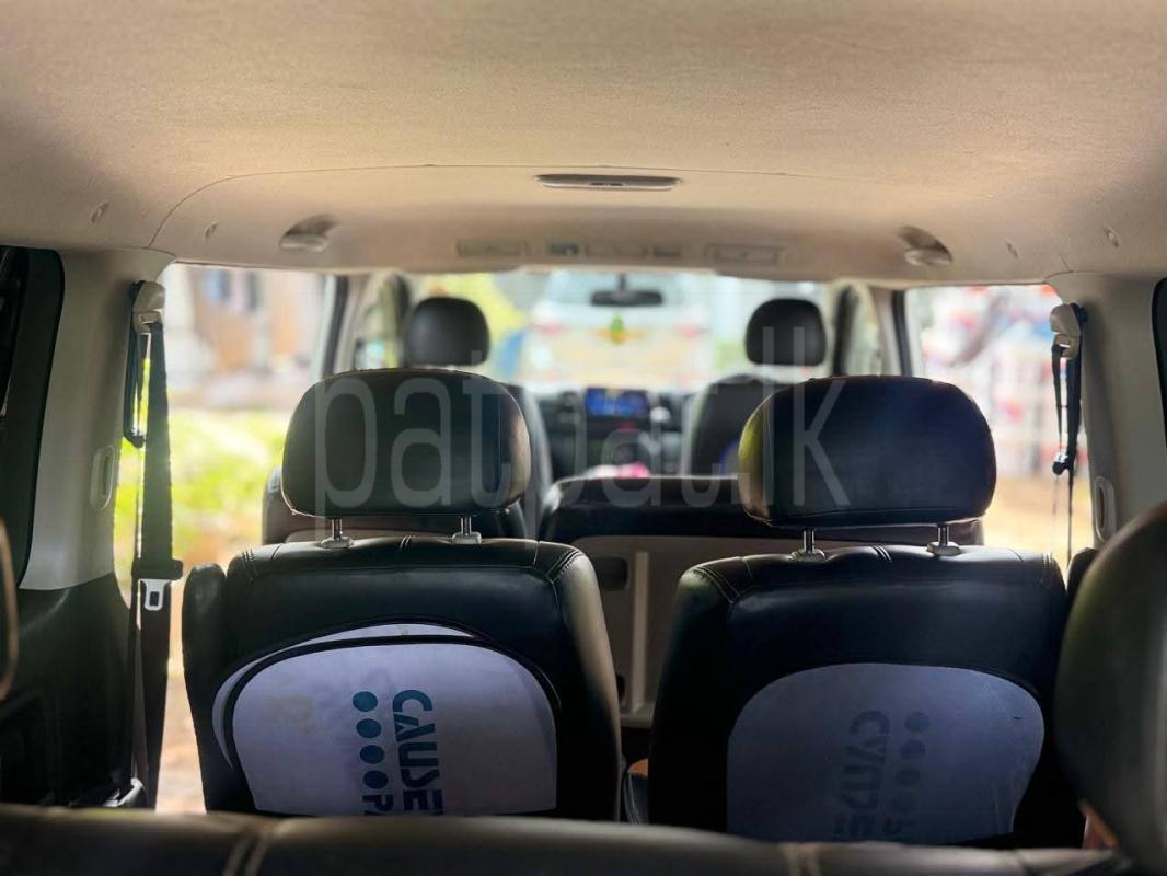 Toyota Hiace 2016 - භාවිතා කරන ලද වෑන් රථය sale in Sri Lanka - patpat.lk