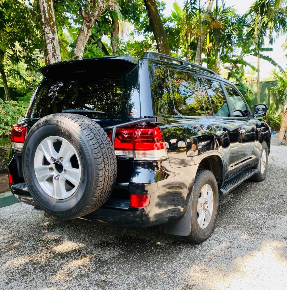 Toyota Land Cruiser 2015 - பயன்படுத்தப்பட்டது SUV sale in Sri Lanka - patpat.lk
