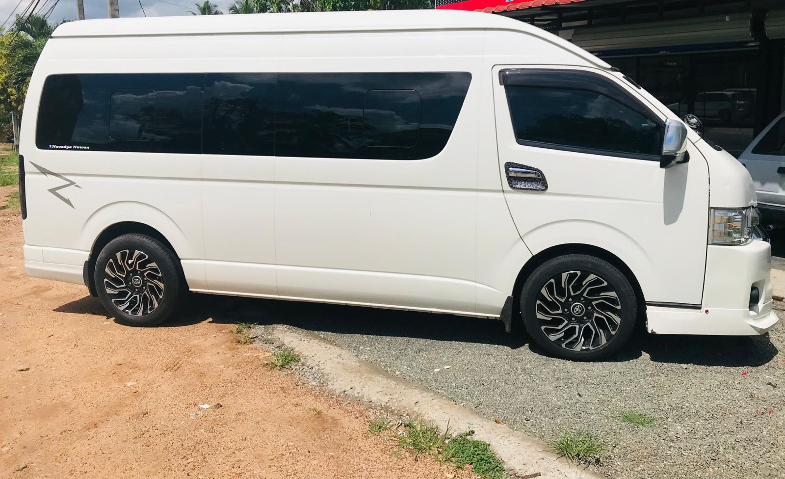 Toyota Super GL 2017 - பயன்படுத்தப்பட்டது வேன் sale in Sri Lanka - patpat.lk