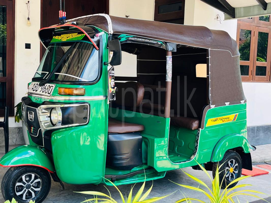 Bajaj Three Wheel 2015 - Reconditioned Three wheeler sale in Sri Lanka - patpat.lk