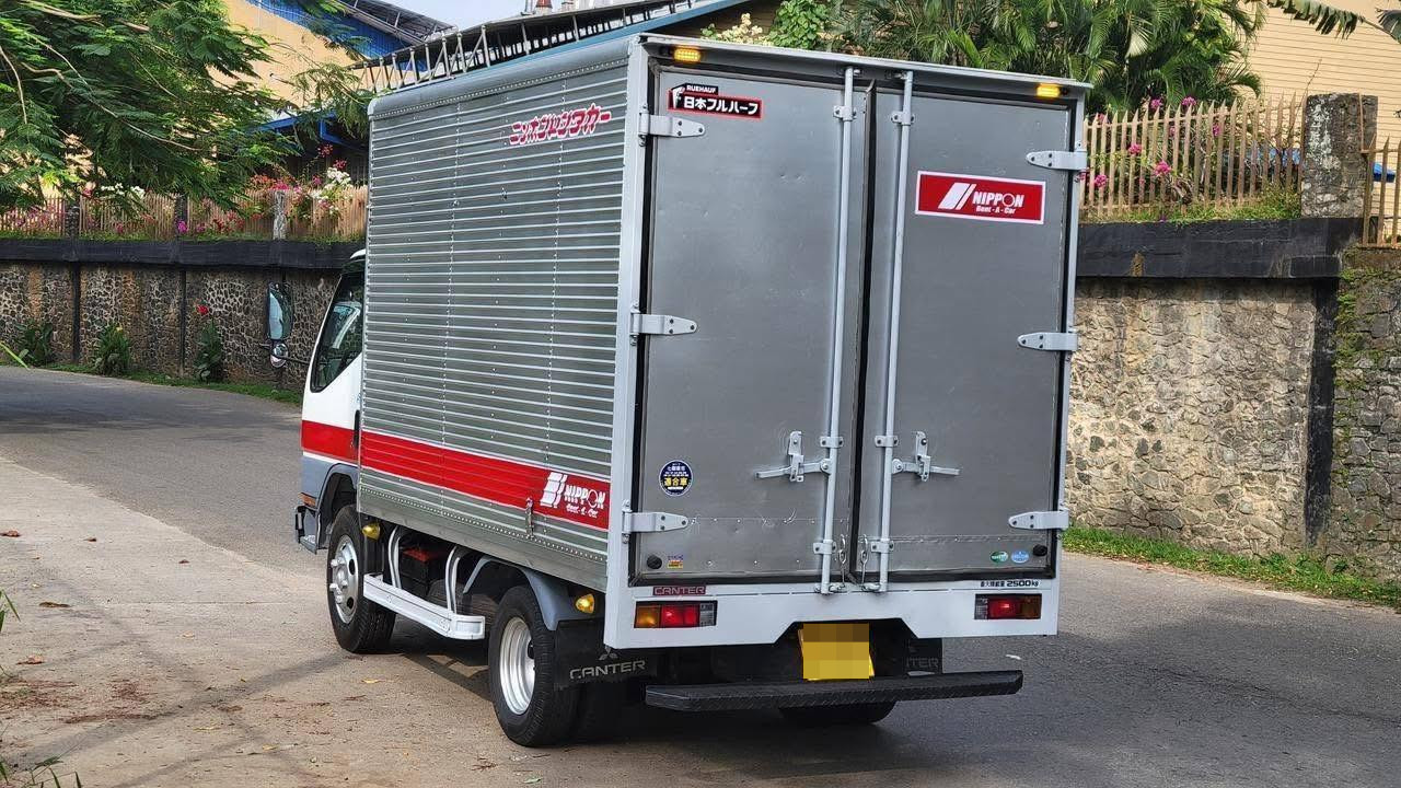 Mitsubishi Canter 2002 - பயன்படுத்தப்பட்டது டிரக் sale in Sri Lanka - patpat.lk