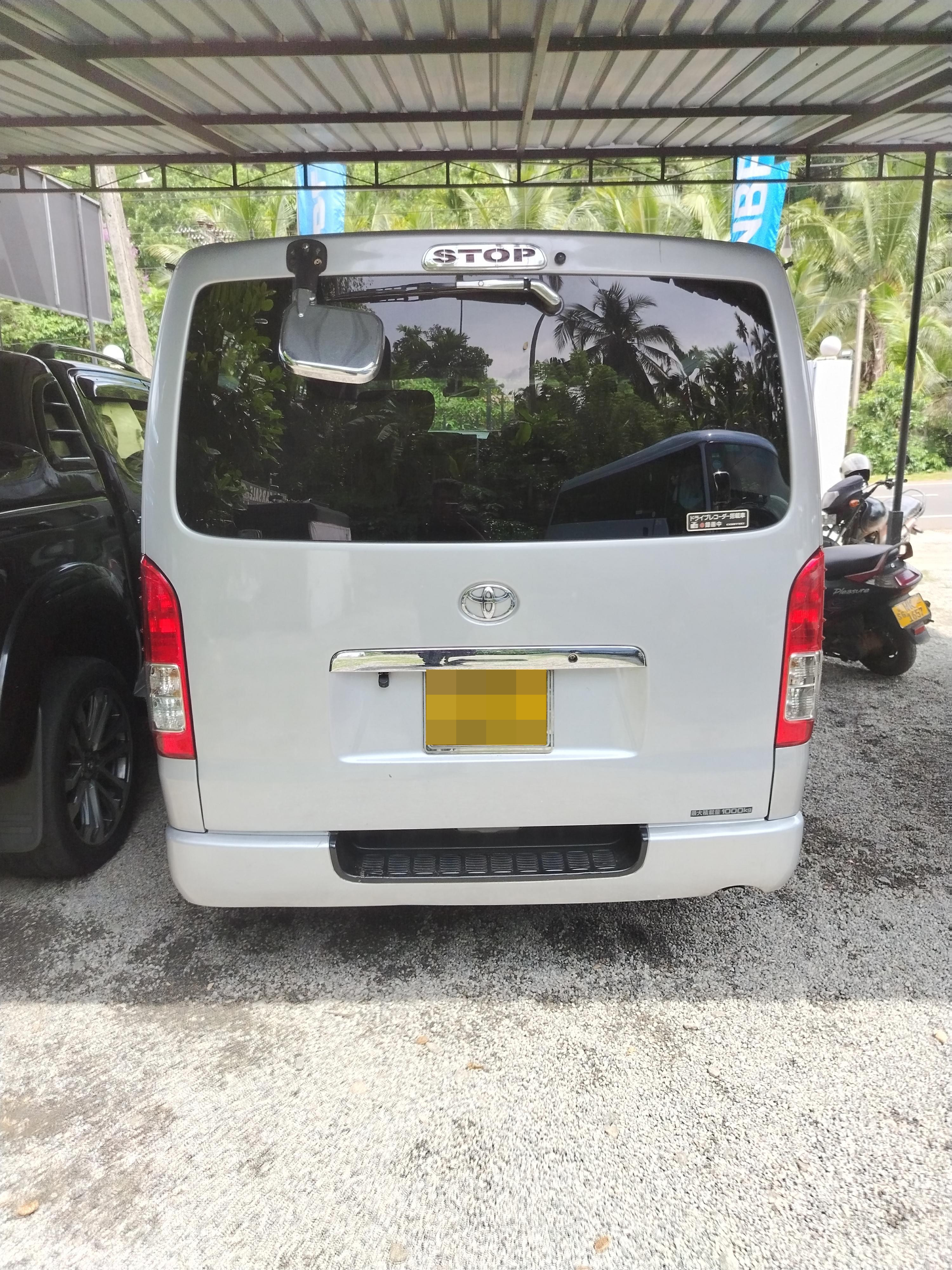 Toyota Hiace 2015 - භාවිතා කරන ලද වෑන් රථය sale in Sri Lanka - patpat.lk