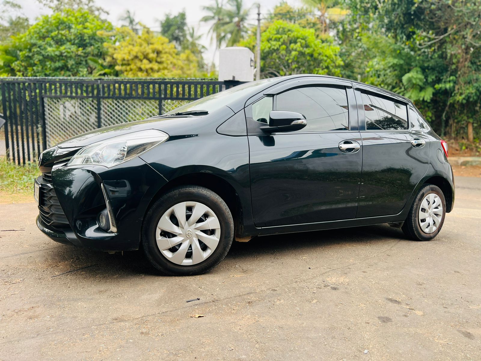 Toyota Vitz 2017 - பயன்படுத்தப்பட்டது கார் sale in Sri Lanka - patpat.lk