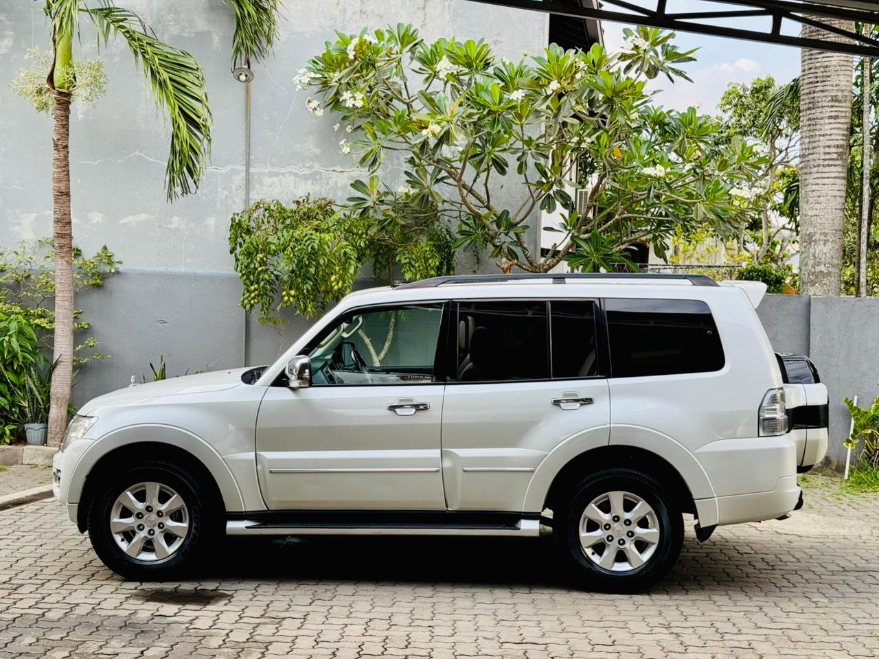 Mitsubishi Montero 2015 - பயன்படுத்தப்பட்டது SUV sale in Sri Lanka - patpat.lk
