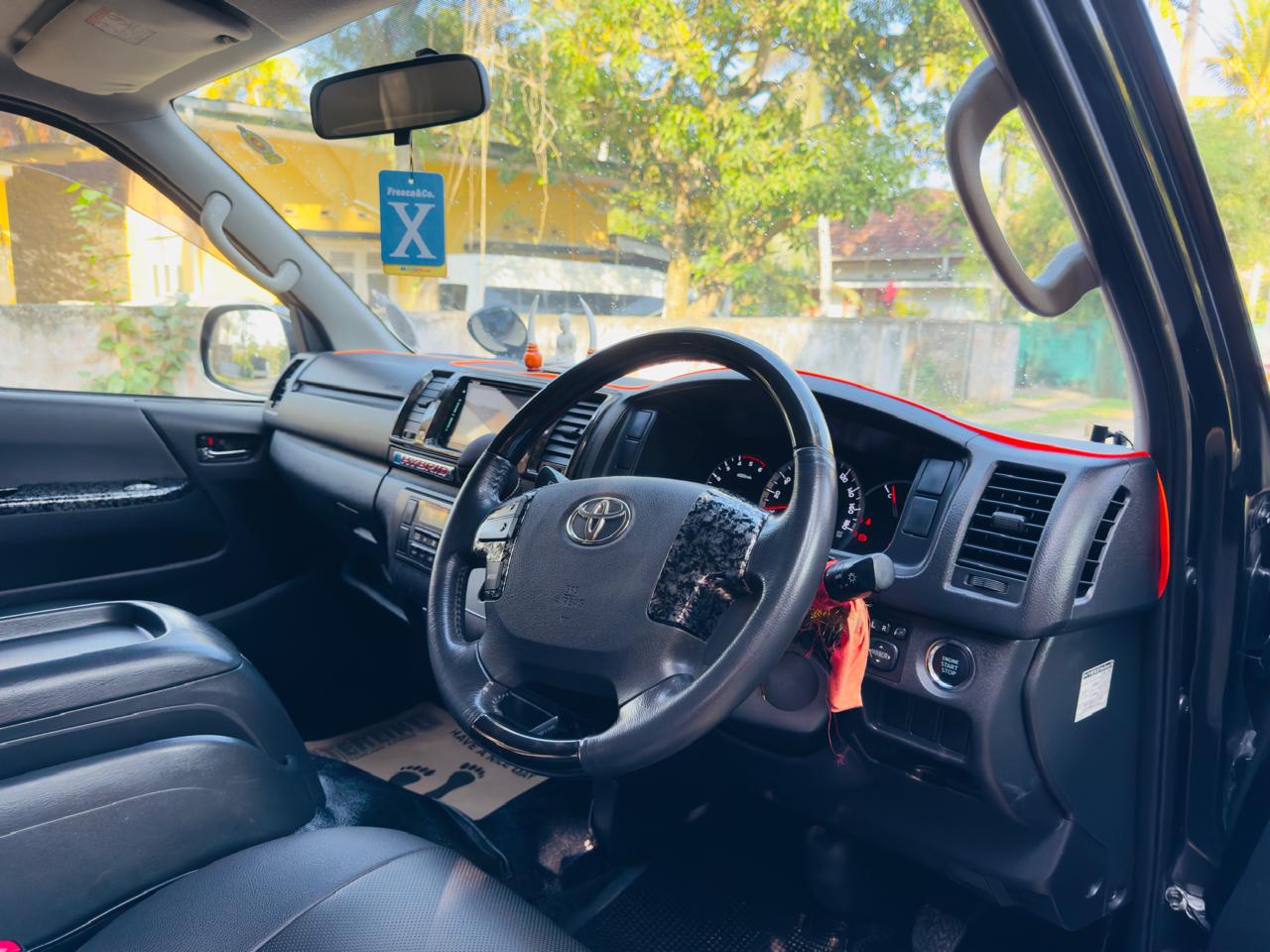 Toyota Hiace 2015 - භාවිතා කරන ලද වෑන් රථය sale in Sri Lanka - patpat.lk