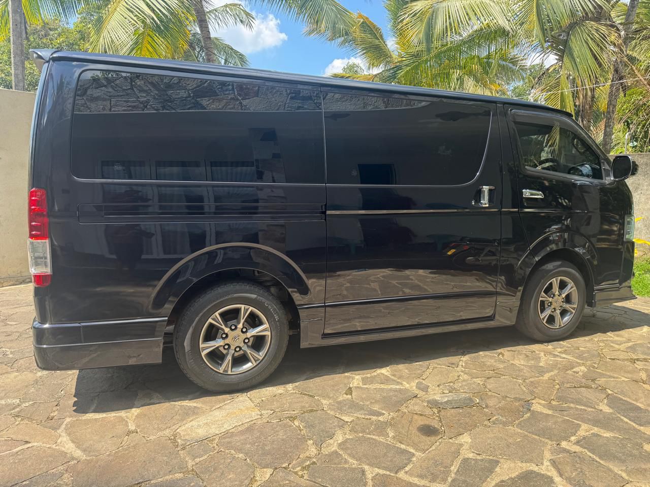 Toyota Hiace 2016 - பயன்படுத்தப்பட்டது வேன் sale in Sri Lanka - patpat.lk