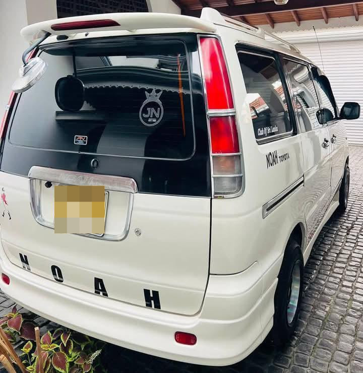 Toyota Noah 2003 - பயன்படுத்தப்பட்டது வேன் sale in Sri Lanka - patpat.lk