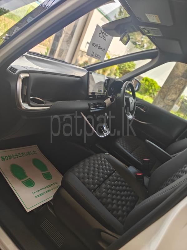 Toyota Voxy 2025 - பயன்படுத்தப்பட்டது வேன் sale in Sri Lanka - patpat.lk