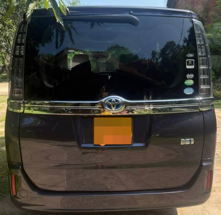 Toyota Voxy 2014 - பயன்படுத்தப்பட்டது வேன் sale in Sri Lanka - patpat.lk