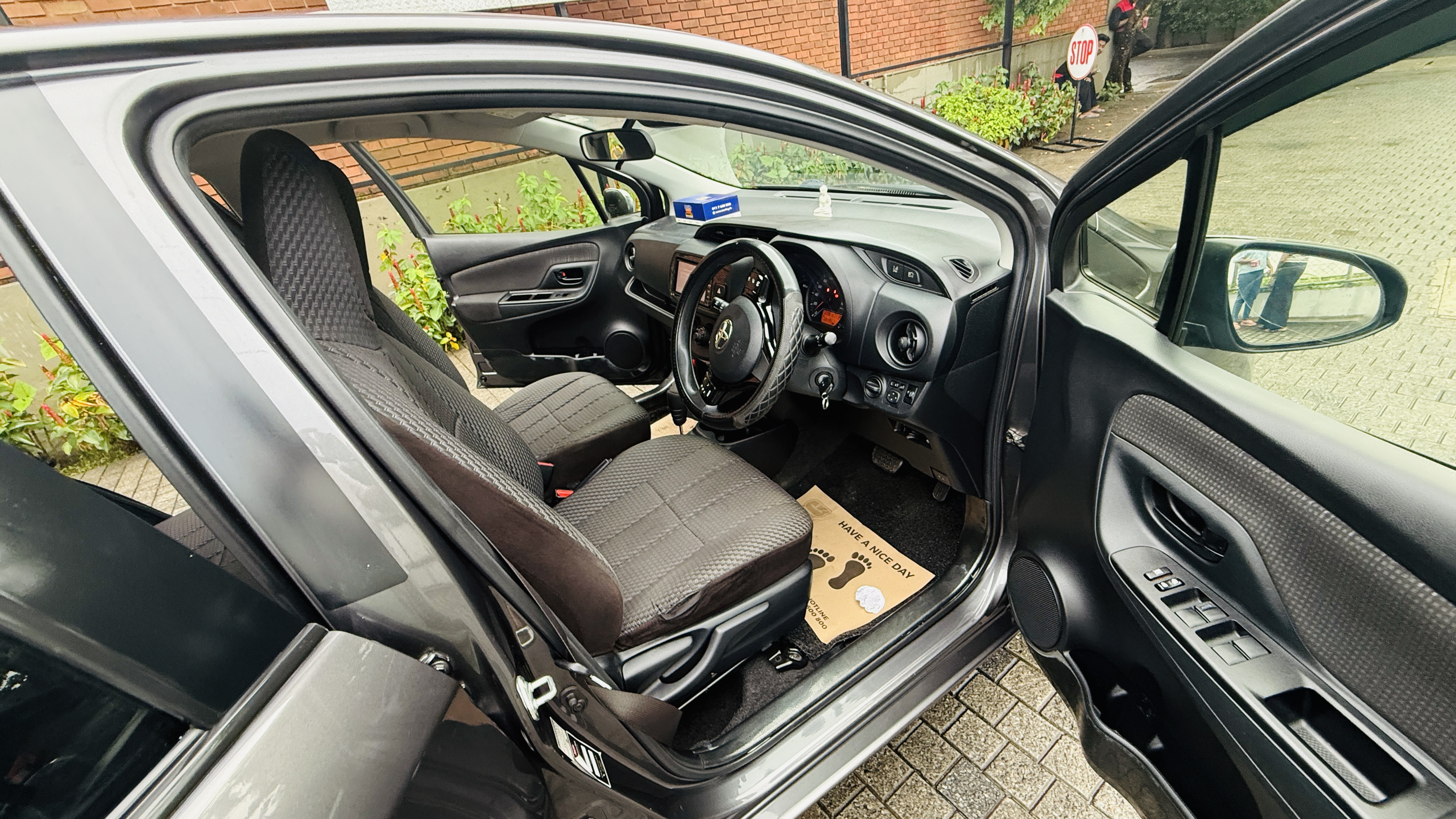 Toyota Vitz 2017 - අලුත් කාර් sale in Sri Lanka - patpat.lk