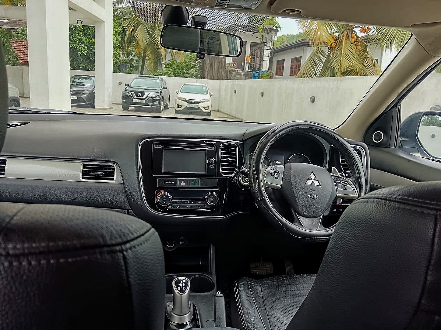 Mitsubishi Outlander 2015 - භාවිතා කරන ලද SUV රථය sale in Sri Lanka - patpat.lk