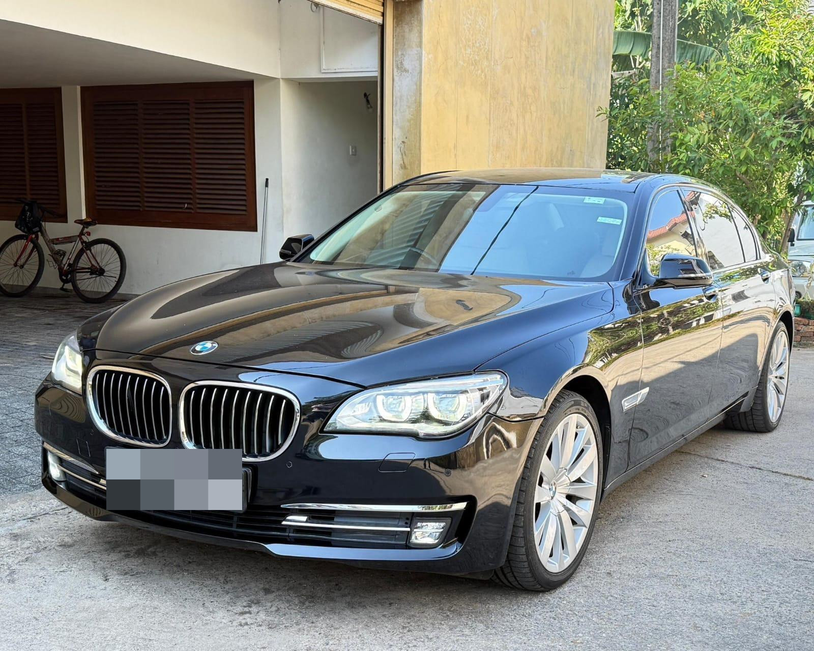 BMW 7 Series 2012 ads-image-1