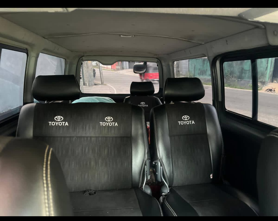 Toyota Hiace 2011 - பயன்படுத்தப்பட்டது வேன் sale in Sri Lanka - patpat.lk