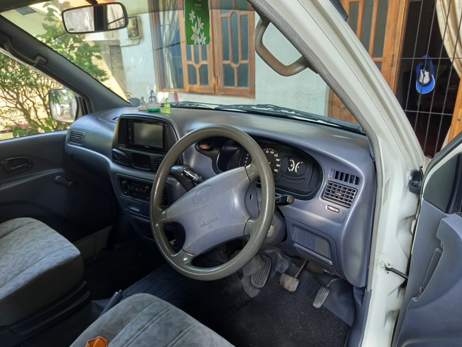Toyota Noah 2004 - භාවිතා කරන ලද වෑන් රථය sale in Sri Lanka - patpat.lk