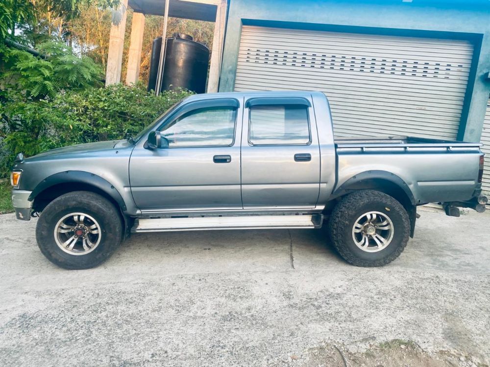 Toyota Hilux 1992 - பயன்படுத்தப்பட்டது சரக்கு போக்குவரத்து sale in Sri Lanka - patpat.lk