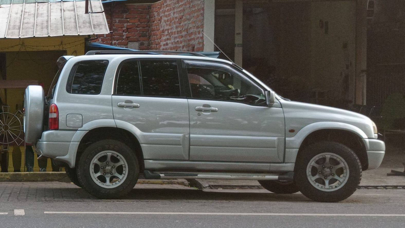 Suzuki Vitara 2000 - பயன்படுத்தப்பட்டது SUV sale in Sri Lanka - patpat.lk