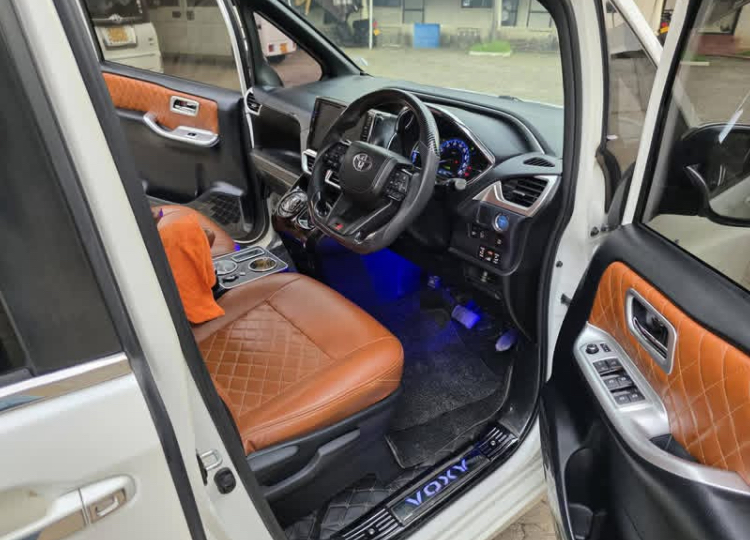 Toyota Voxy 2015 - பயன்படுத்தப்பட்டது வேன் sale in Sri Lanka - patpat.lk