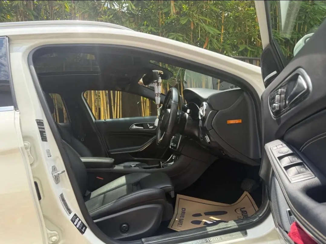 Mercedes Benz C180 2018 - பயன்படுத்தப்பட்டது SUV sale in Sri Lanka - patpat.lk