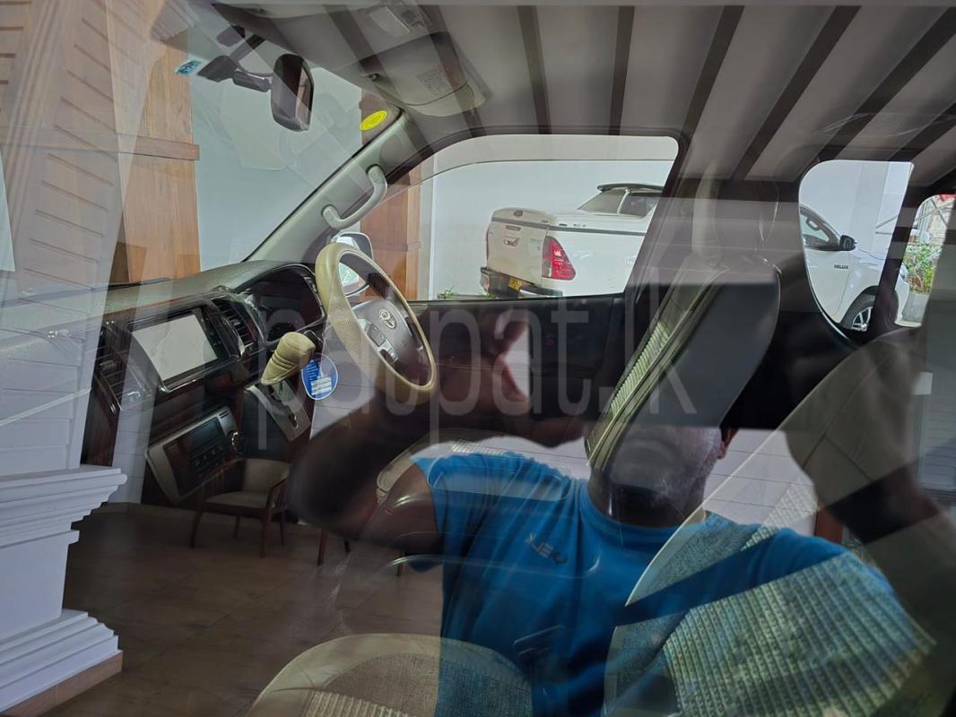 Toyota Super GL 2015 - பயன்படுத்தப்பட்டது வேன் sale in Sri Lanka - patpat.lk