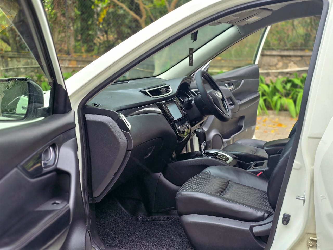 Nissan X Trail 2015 - பயன்படுத்தப்பட்டது SUV sale in Sri Lanka - patpat.lk