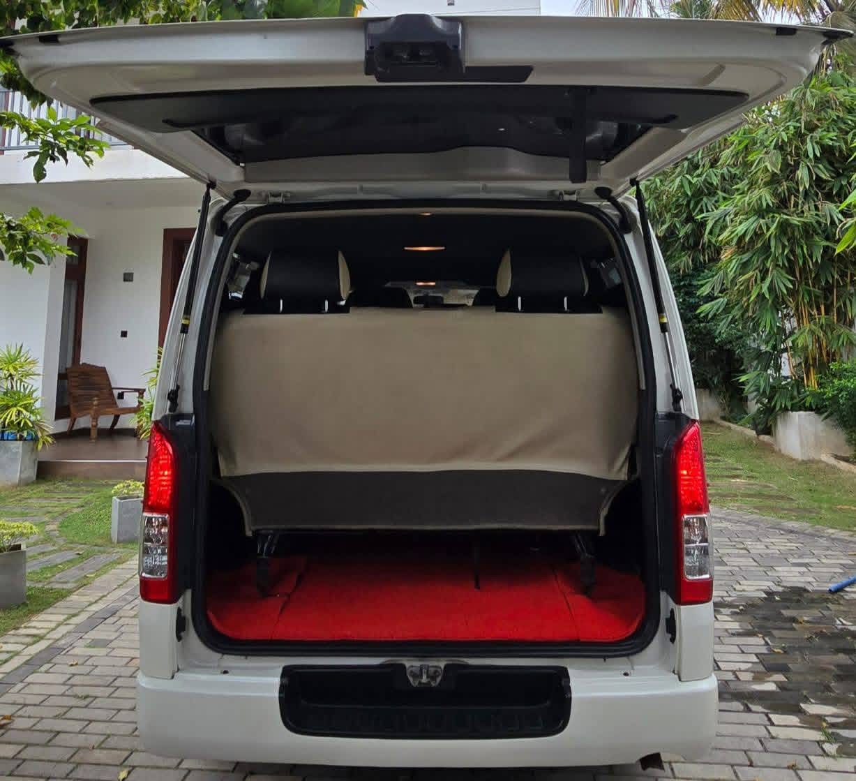 Toyota Hiace 2015 - භාවිතා කරන ලද වෑන් රථය sale in Sri Lanka - patpat.lk