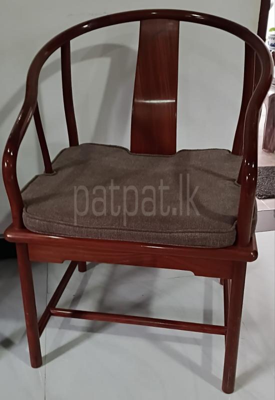 "Waisted" Style ​This table features a classic "Waisted" design (known in Chinese as Shu Yao).