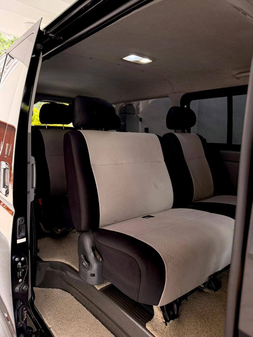 Toyota Hiace 2009 - பயன்படுத்தப்பட்டது வேன் sale in Sri Lanka - patpat.lk