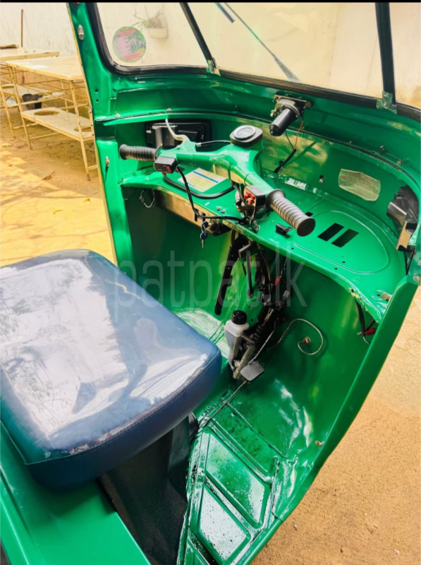 Bajaj Three Wheel 2006 - பயன்படுத்தப்பட்டது முச்சக்கர வண்டி sale in Sri Lanka - patpat.lk