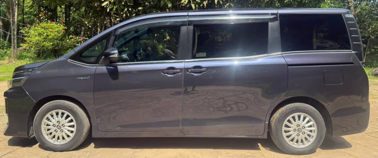 Toyota Voxy 2014 - பயன்படுத்தப்பட்டது வேன் sale in Sri Lanka - patpat.lk