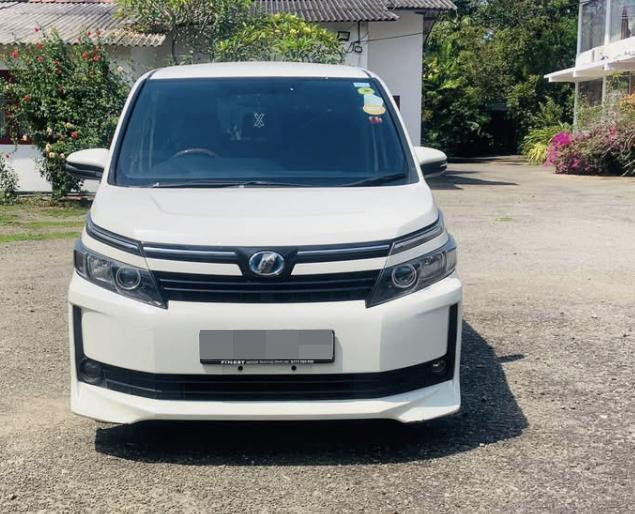 Toyota Voxy 2014 - பயன்படுத்தப்பட்டது வேன் sale in Sri Lanka - patpat.lk