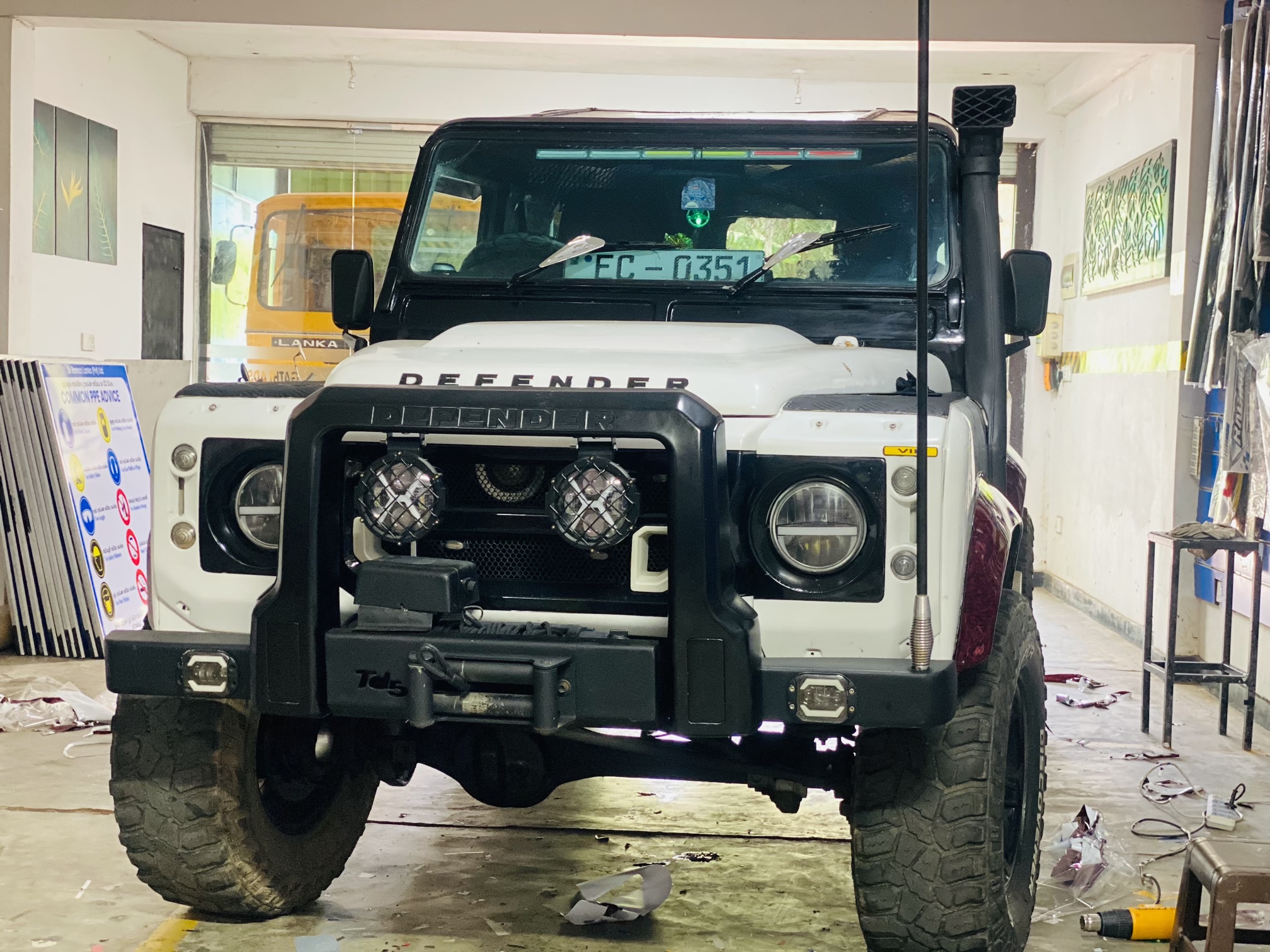 Land Rover Defender 1958 - பயன்படுத்தப்பட்டது SUV sale in Sri Lanka - patpat.lk