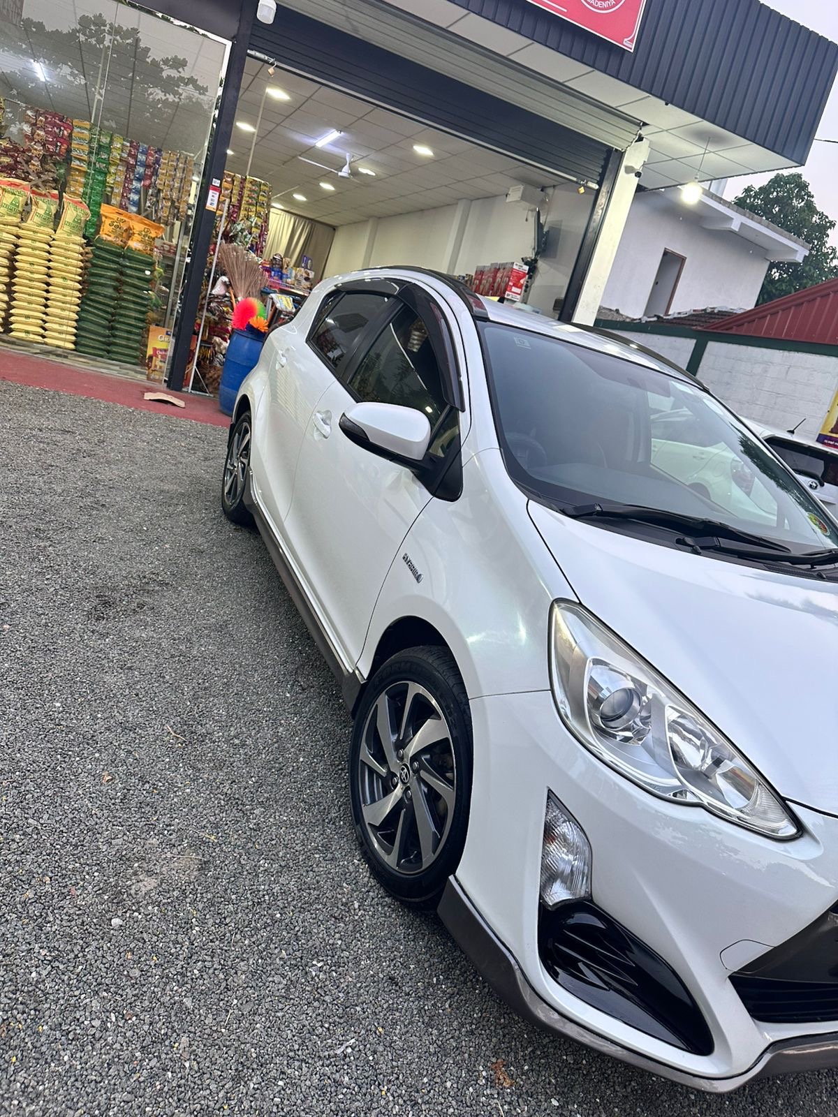 Toyota Aqua 2015 - භාවිතා කරන ලද කාර් sale in Sri Lanka - patpat.lk