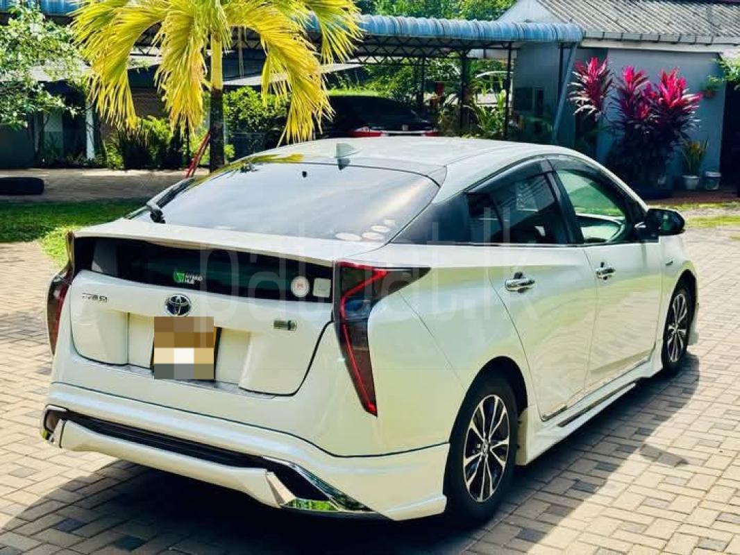 Toyota Prius 2016 - பயன்படுத்தப்பட்டது கார் sale in Sri Lanka - patpat.lk