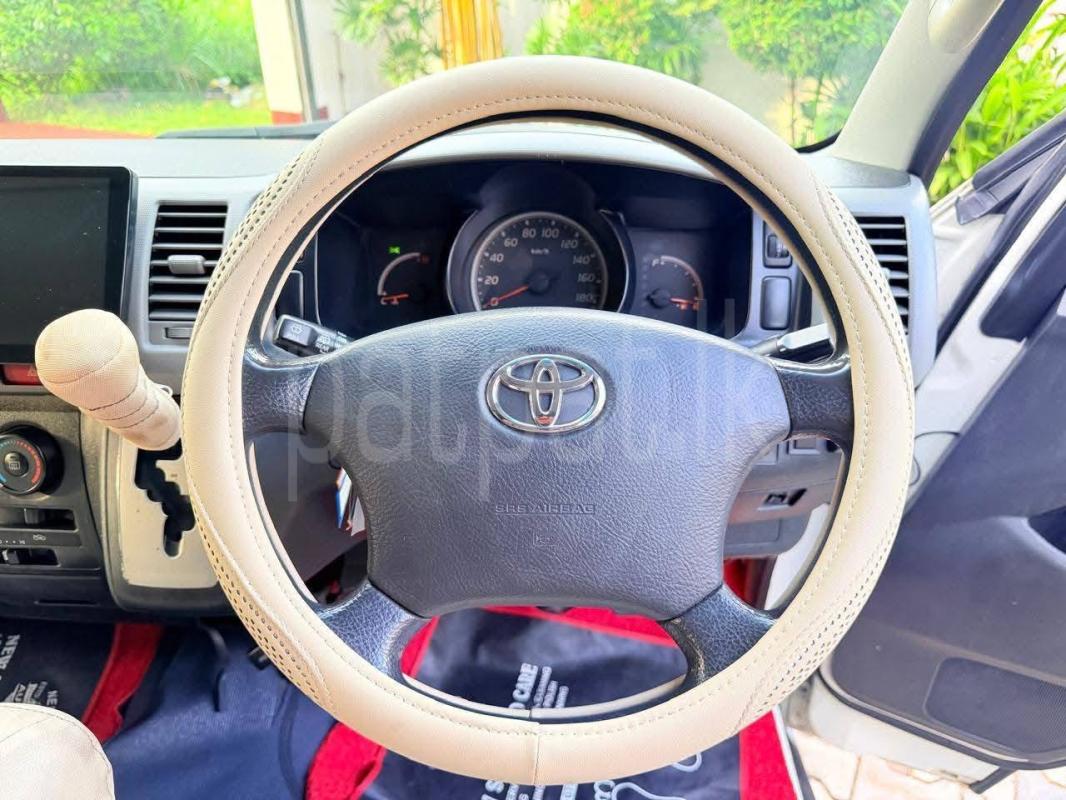 Toyota Hiace 2011 - භාවිතා කරන ලද වෑන් රථය sale in Sri Lanka - patpat.lk